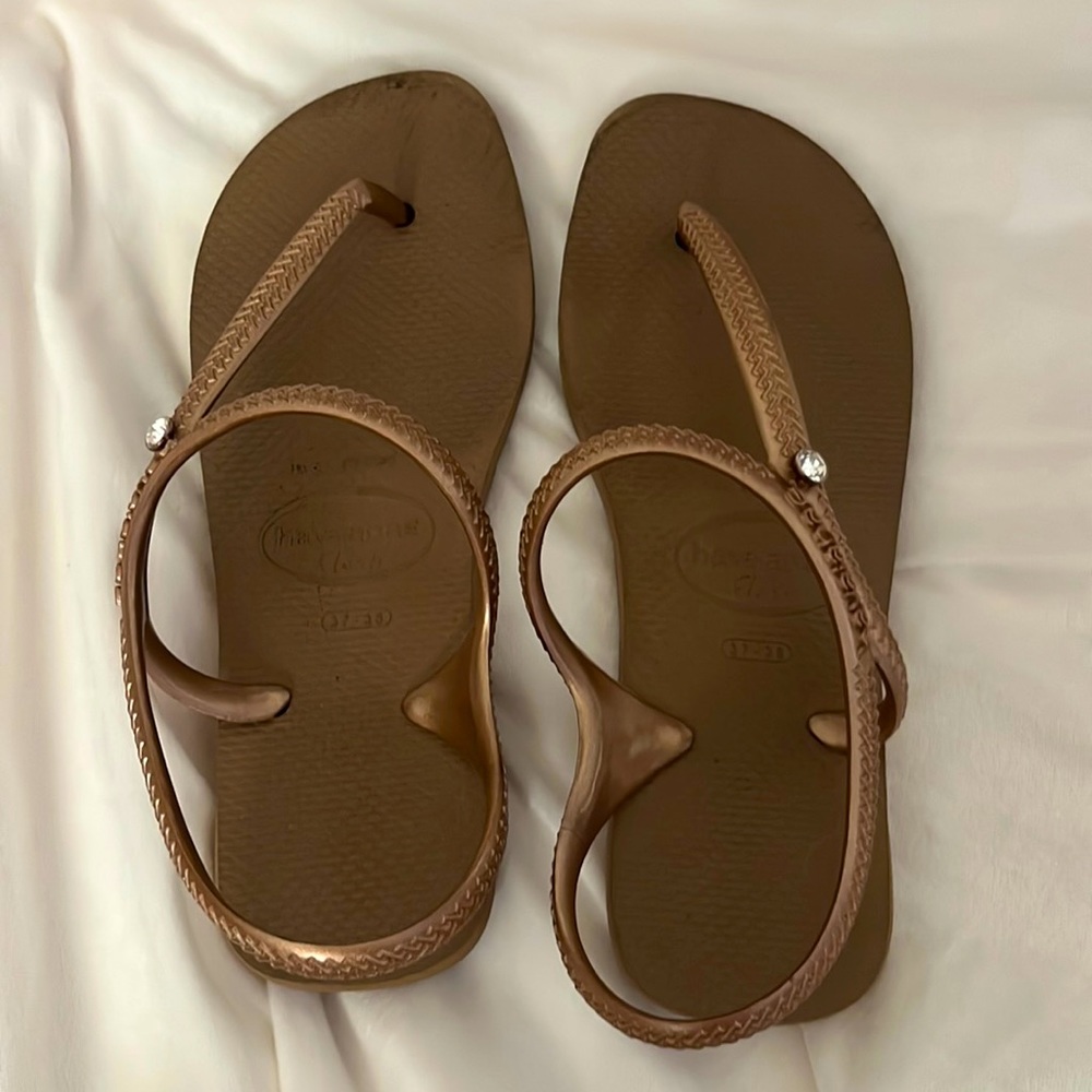 Gold with (fake) circular stone. Perfect beach shoes